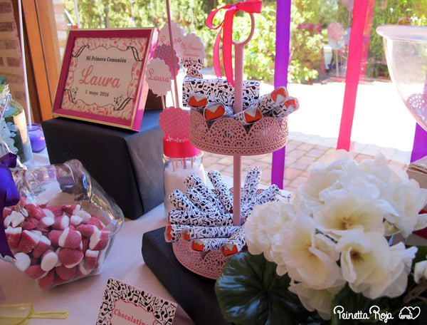 Candy bar con chocolatinas y flores para la comunión de una niña violinista 