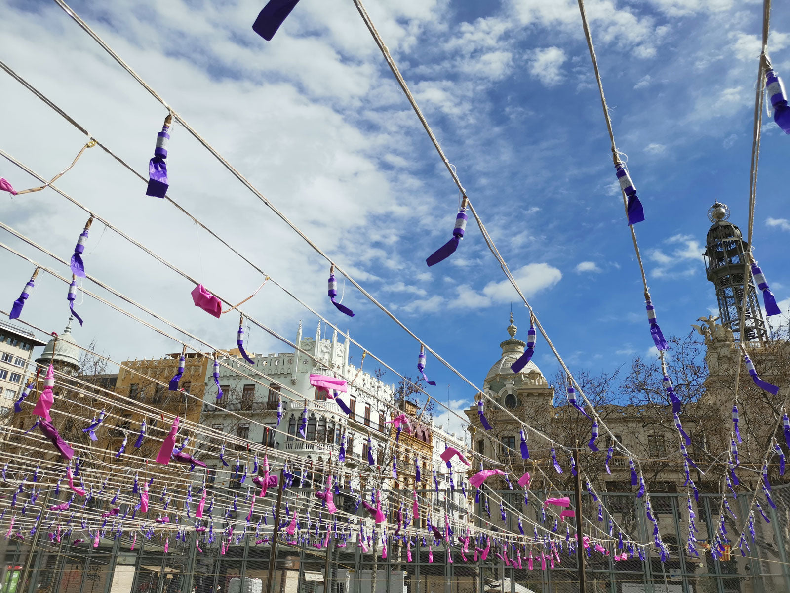 Mascletá en la plaza del Ayuntamiento durante las Fallas de Valencia