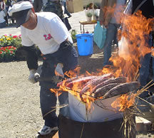 沖原のおんちゃんがかつおのたたきを焼きゆうところ