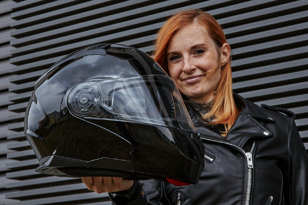 Kobieta trzymająca kask motocyklowy