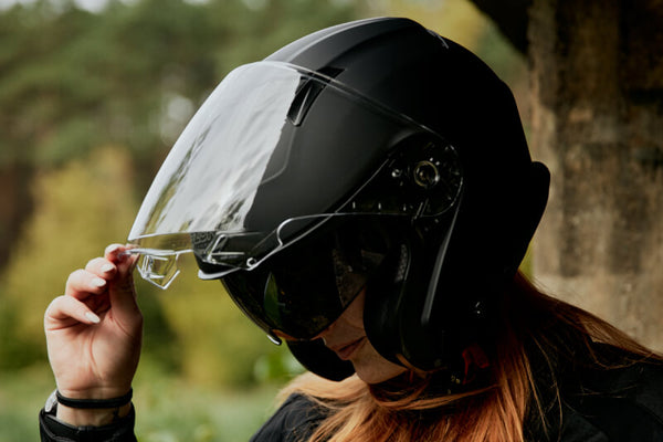 Kobieta w kasku motocyklowym