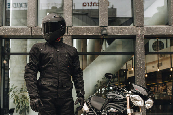 Mężczyzna w kurtce motocyklowej