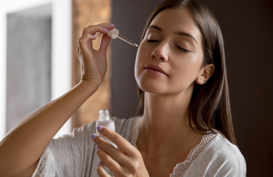 A Woman applying Ningen Vitamin C & E Face serum