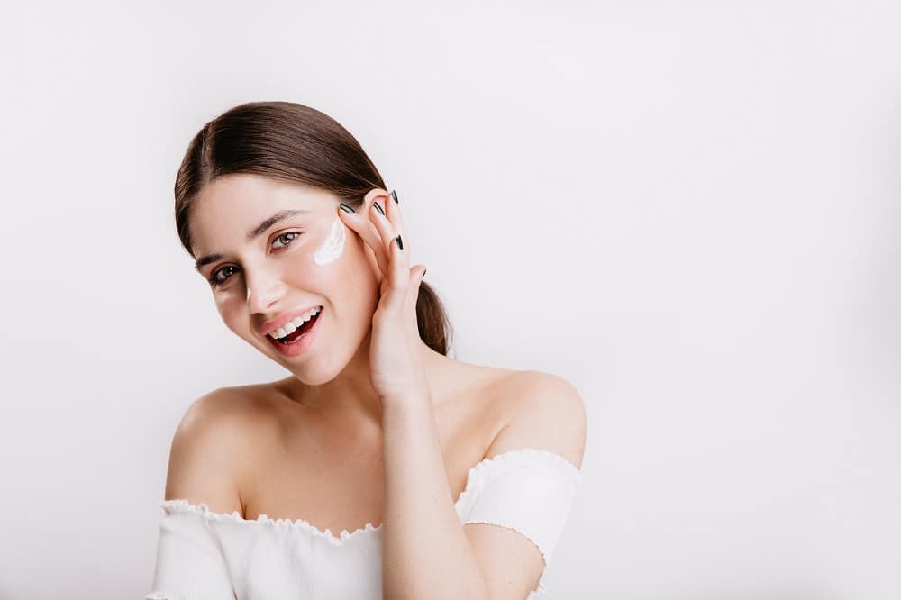  A-women-kiwi-skin-lightening-cream-applying-on-her-face