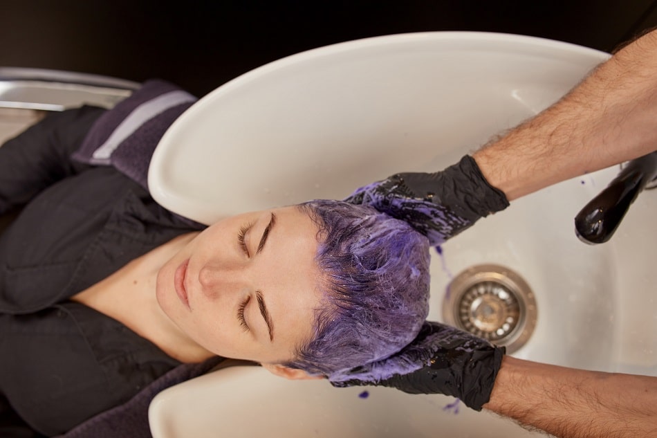 women-applying-Ningen-purple-toning-shampoo-woman-hair