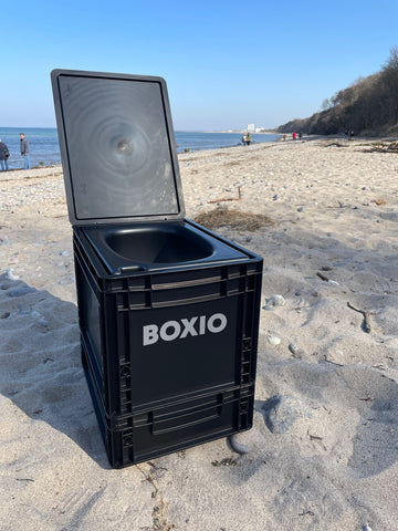 Toaleta separująca BOXIO może być używana w furgonetce lub na plaży.