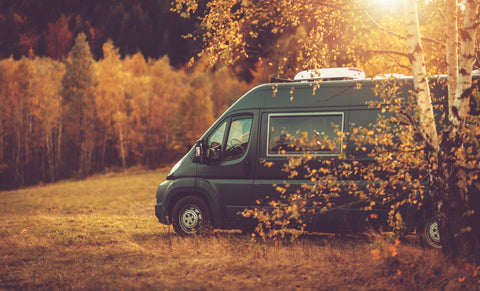 Campervan i efterårslandskab