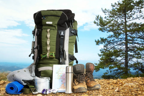 Equipamento de campismo com mochila, botas de caminhada e acessórios