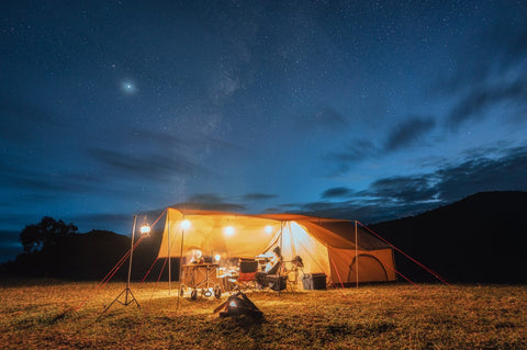 Camping im Komfortzelt bei Nacht