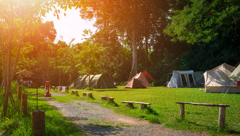 Campingplads med telte og en sti, der fører forbi