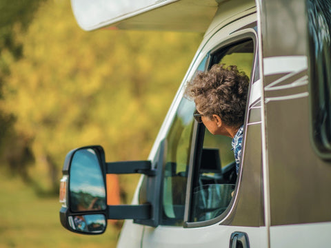 Acampar numa autocaravana oferece muitas vantagens para pessoas com mais de 50 anos