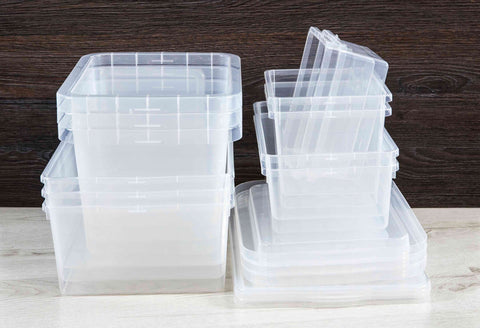 Caixas de arrumação de plástico transparentes.