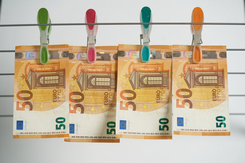 50-Euro-Scheine auf einer Wäscheleine