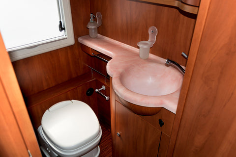 Bad mit Toilette und Waschbecken in einem Camper