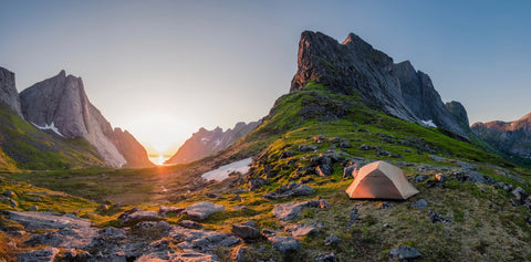 Kuppelzelt beim Camping in den Bergen