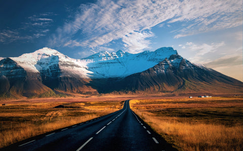 Vej med udsigt til bjerge i Island