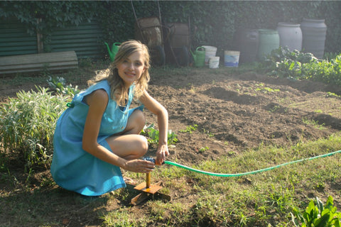 Jovem mulher está prestes a desenhar o lote para que possa plantar frutas e legumes. 