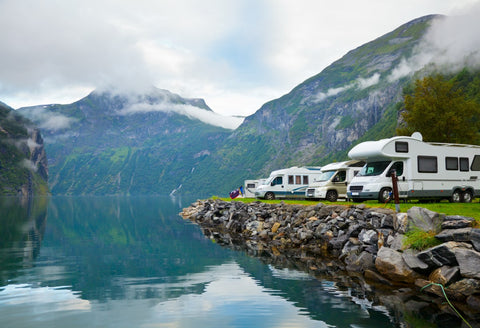 Camping im Wohnmobil am Ufer eines Bergsees