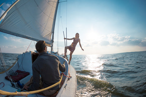 Imaginação de um passeio de barco: homem a desfrutar do sol e do vento