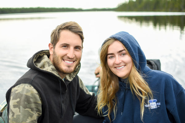 Portrait de Frédéric et Roxane sur le bord d'un lac.