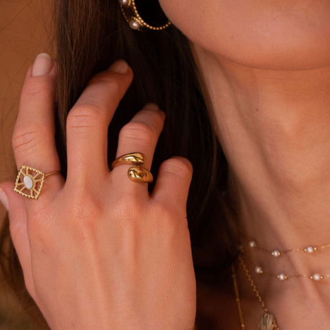 pierścionek minimalistyczny wzór ze stali szlachetniej w kolorze złotym