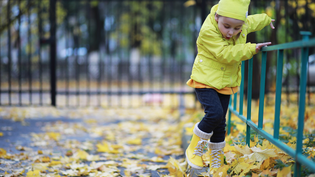 Créer de saines habitudes d’activité physique chez vos enfants – Un enfant marche sur des feuilles mortes