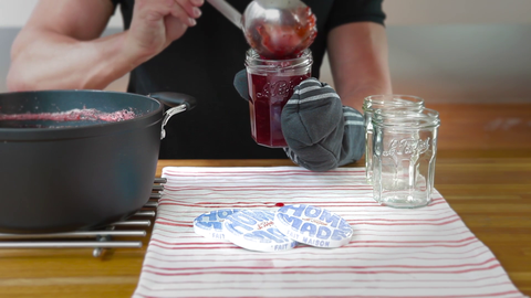 6/6 Die Marmelade abschöpfen und in ein Glas füllen