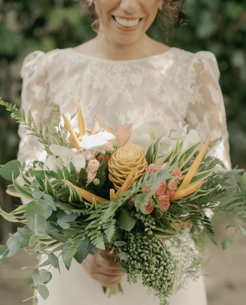 le bouquet de la mariée exotique. robe laure de sagazan