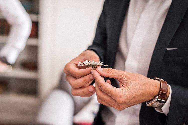 marié se préparant avant son mariage boutonnière lizeron