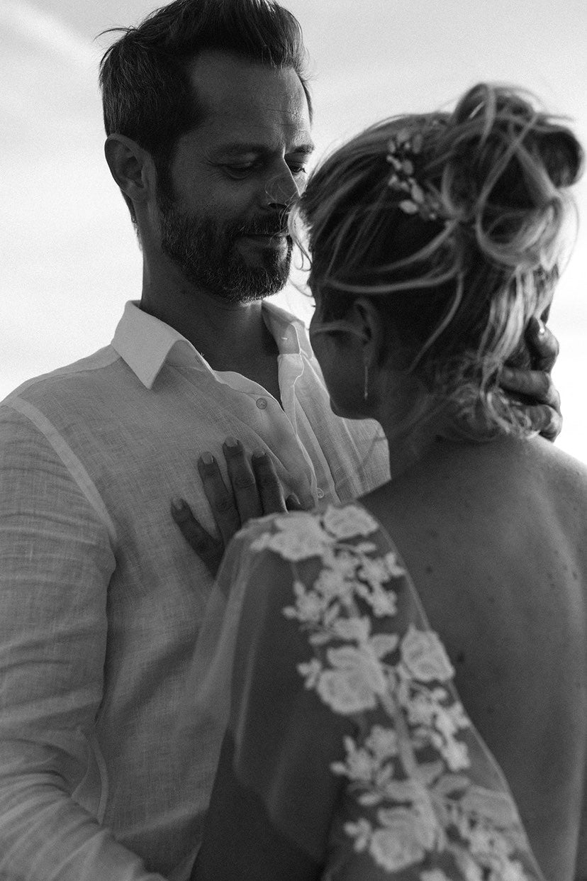 couple mariés sur la plage accessoire lizeron rime arodaky