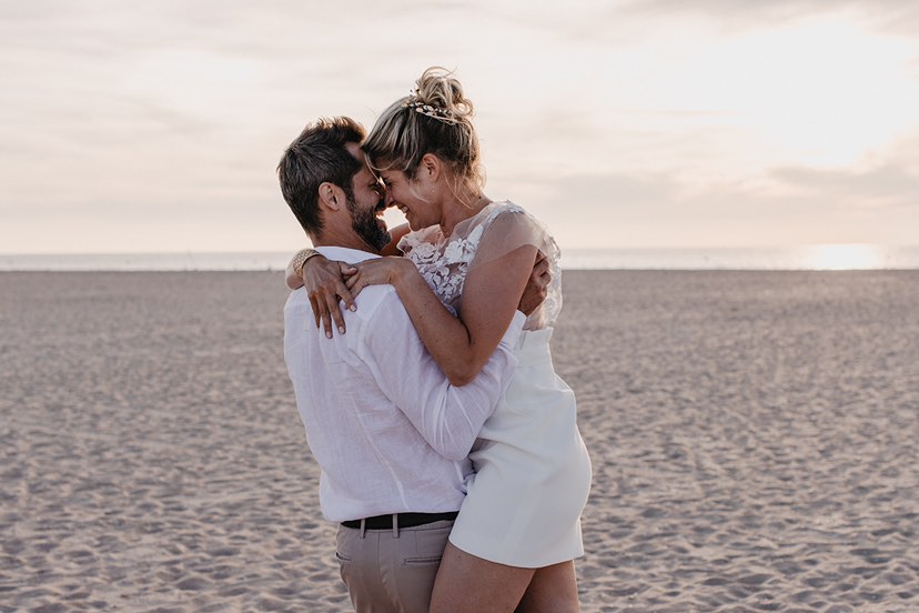 couple mariés sur la plage accessoire lizeron rime arodaky