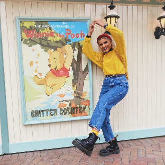 How to Style Vintage Sweatshirts - Influencer Inspo