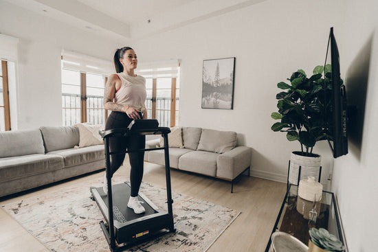 femme faisant du jogging sur un tapis roulant