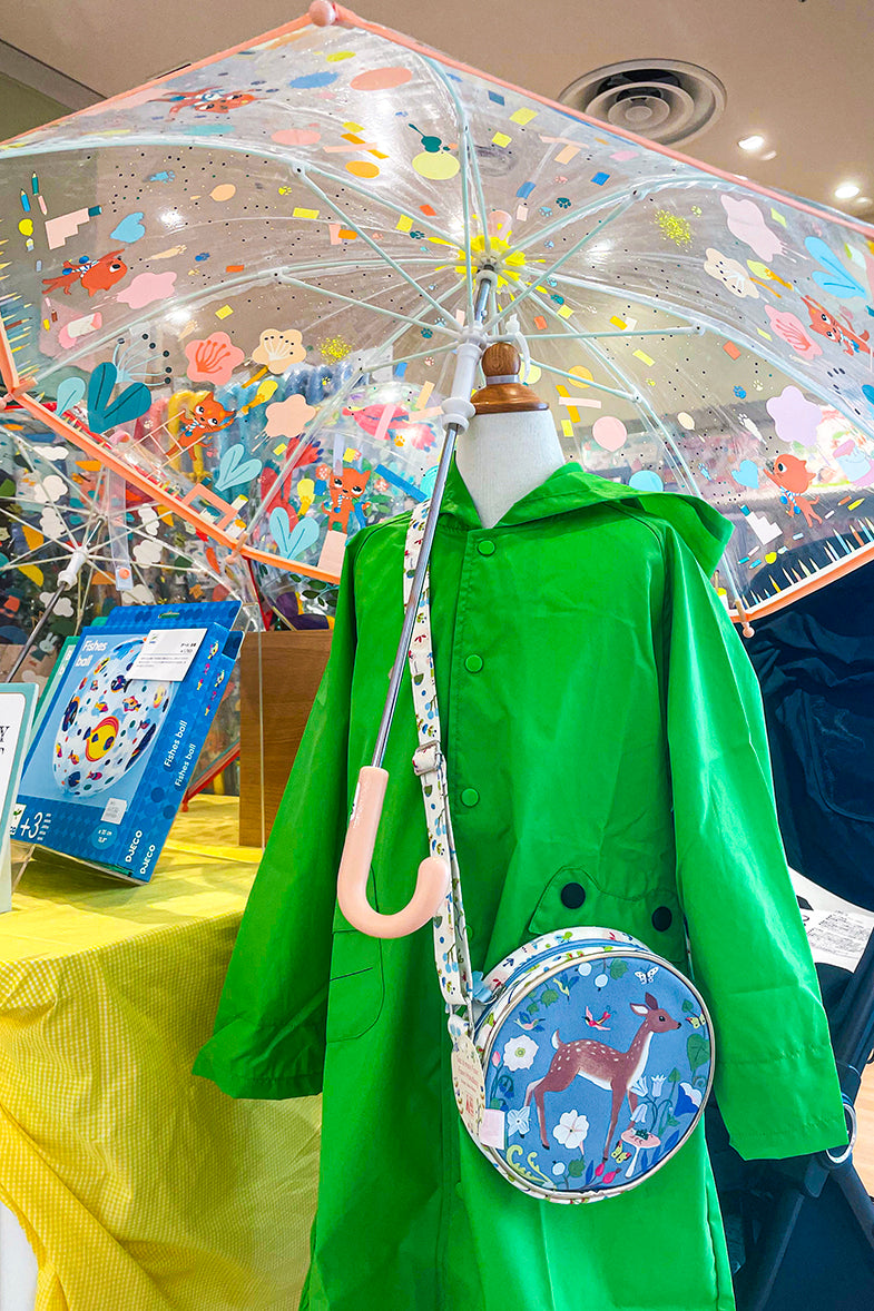 傘とショルダーバッグの展示の様子