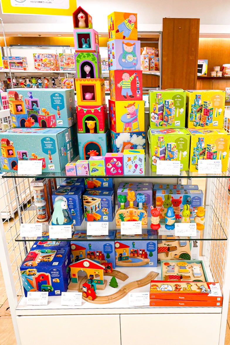 紙製のつみきなど、小さなお子様向けのアイテムも多数販売しています。