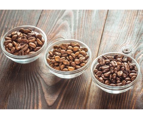 3 types de cafés dans des bols transparents : arabica, robusta et liberia