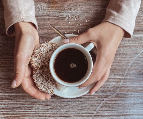 bol de café et accompagnements vus du dessus