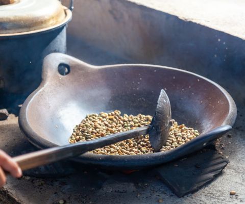 Grain de café bourbon dans une casserolle- ile de la réunion