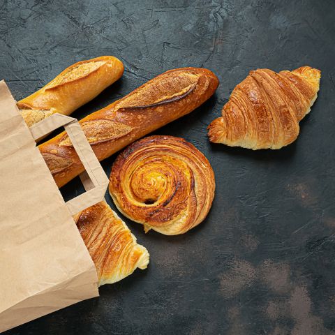 sac de viennoiserie avec croissant, pain au chocolat et pain au raisin et baguette