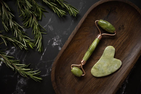 un accesorio de masaje con una piedra natural