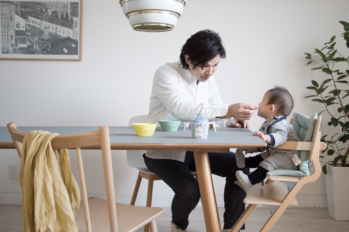 リエンダーチェアを使って食事をする親子