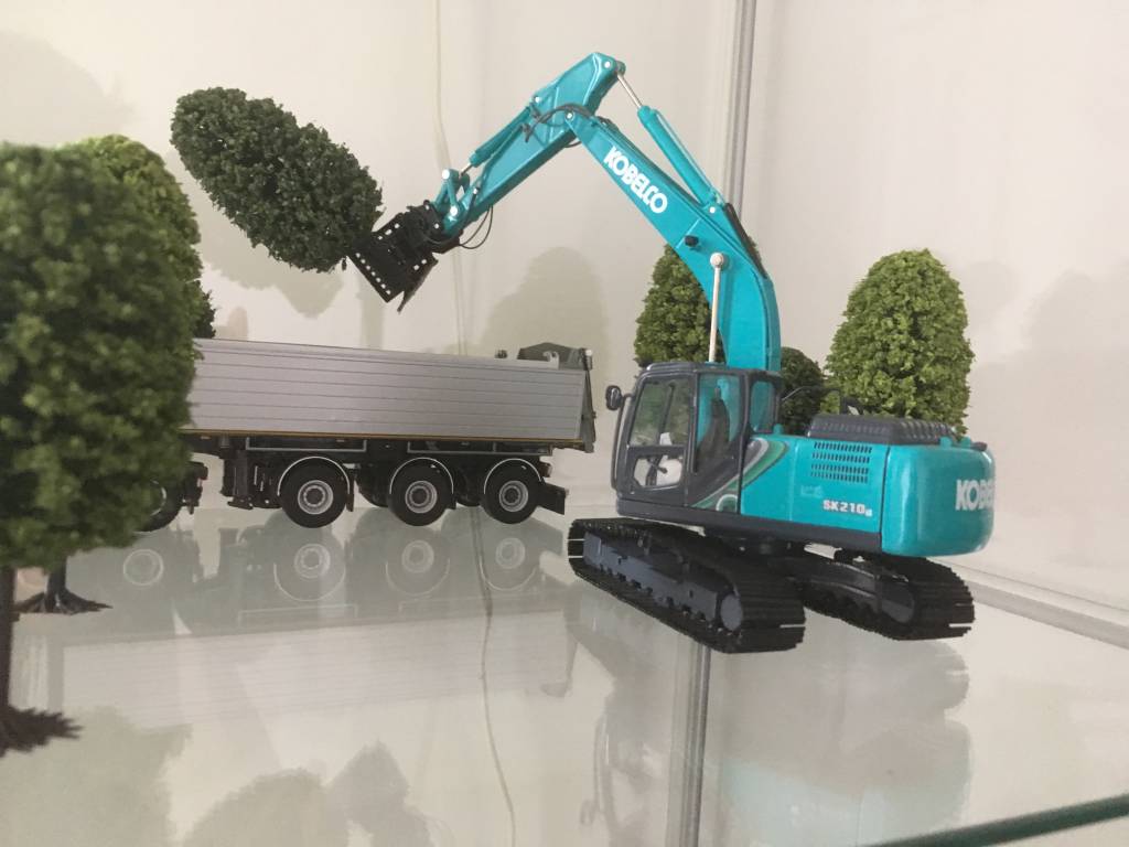 Kobelco fan Stef Joosen from the Netherlands sent us his guest blog on how he customised the SK210LC scale model
