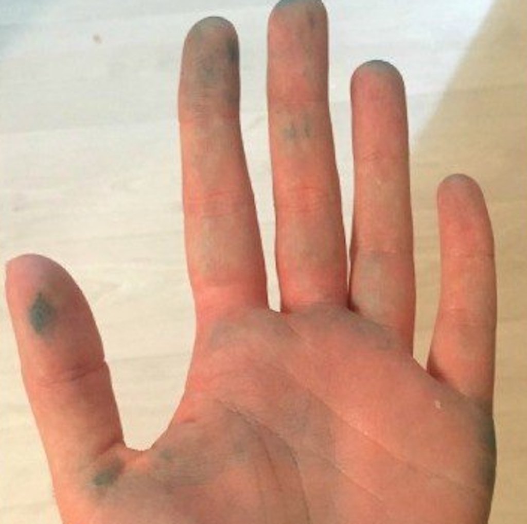 food colouring staining hands
