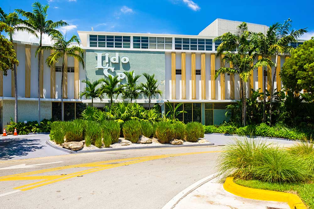 Facade front of the Lido Bayside at the Standard Spa Hotel