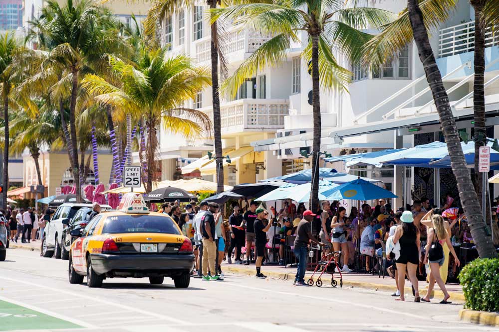 Ocean Drive with many vacationers