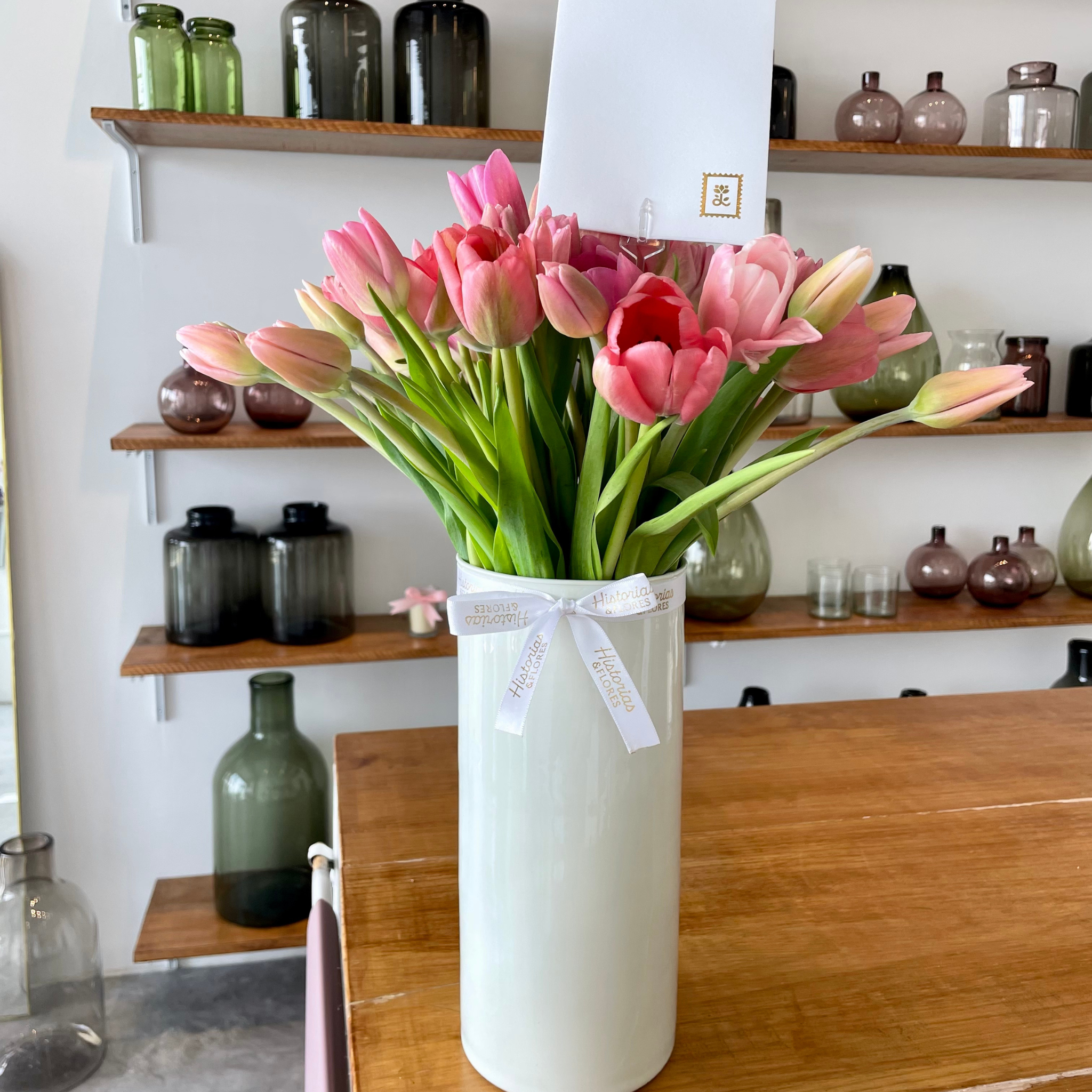 Tulipanes en base – Historias y Flores