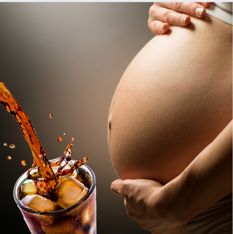 donna incinta con bicchiere di coca cola