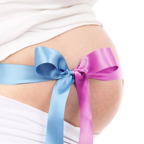 Pancia piccola di donna incinta con nastro: maschio o femmina?