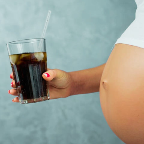 donna incinta con bicchiere di coca cola