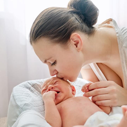 mamma consola neonato con pianto isterico